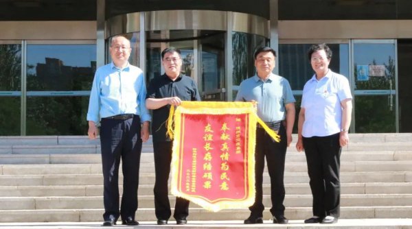 交投集團(tuán)獲七西公交場站項(xiàng)目施工所在地錦旗致謝